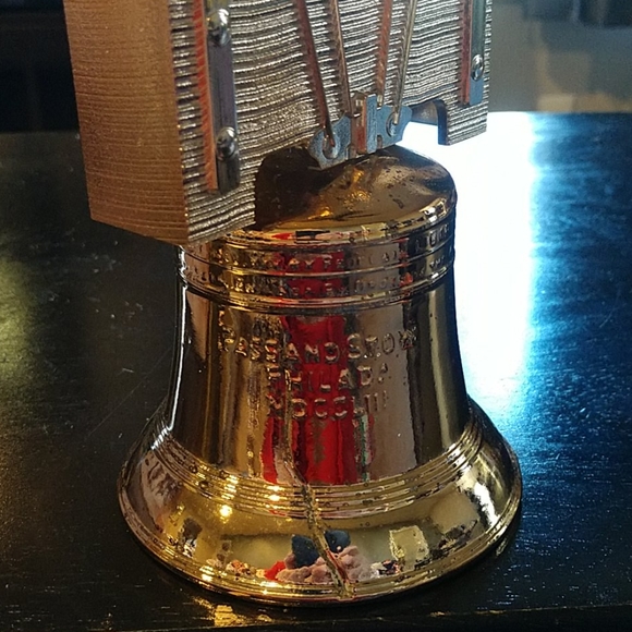 5 For 25.00/Avon Liberty Bell Plastic Decanter,Orig.box - Picture 6 of 7